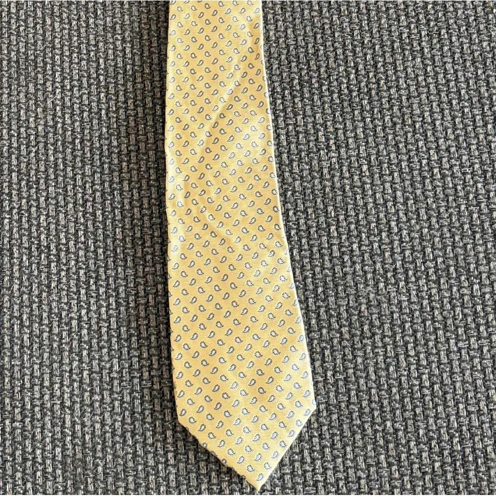 Roundtree & Yorke stylish tie